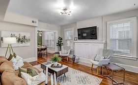 Cozy Retreat - Walkable To Bars & Restaurants